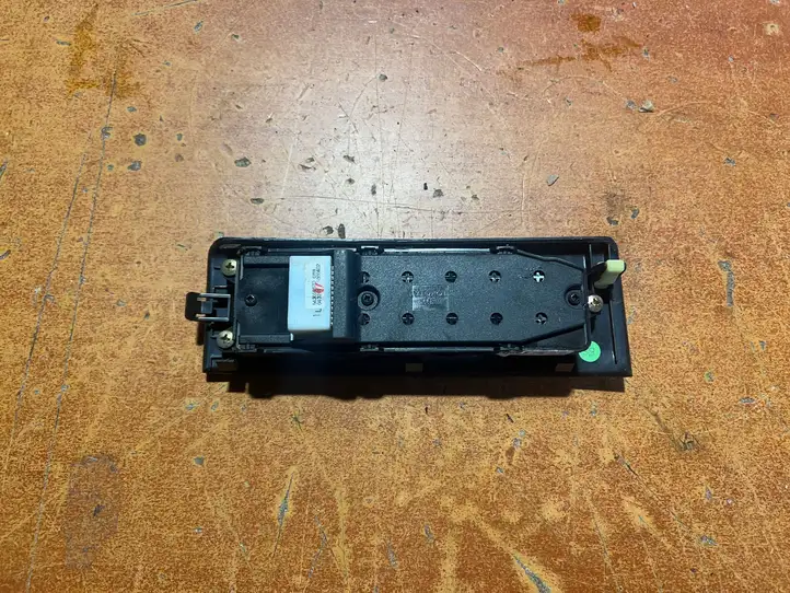 Toyota Corolla Verso AR10 (2004 - 2009) 848200F030 Блок кнопок стеклоподъемников — фото 4