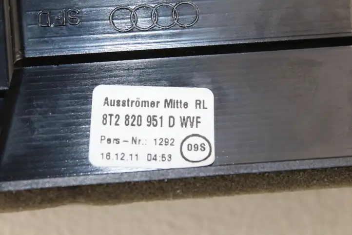Audi A4 S4 B8 8K (2011 - 2015) 8T2820951D Центральный воздушный дефлектор — фото 6