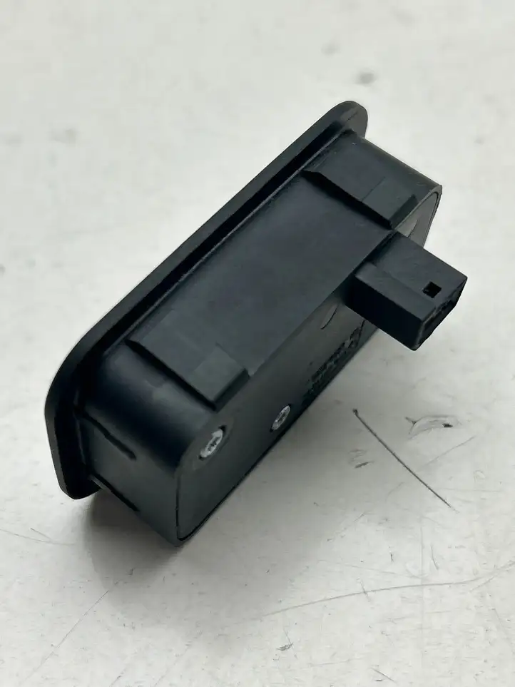 Land Rover Range Rover Sport L494 (2013 - 2017) 2208211479 Кнопка закрытия багажника — фото 2