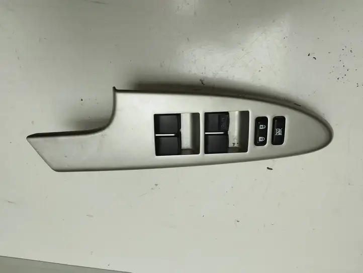 Toyota Urban Cruiser (XP110) (2007 - 2016) 7423252370 Блок кнопок стеклоподъемников — фото 1