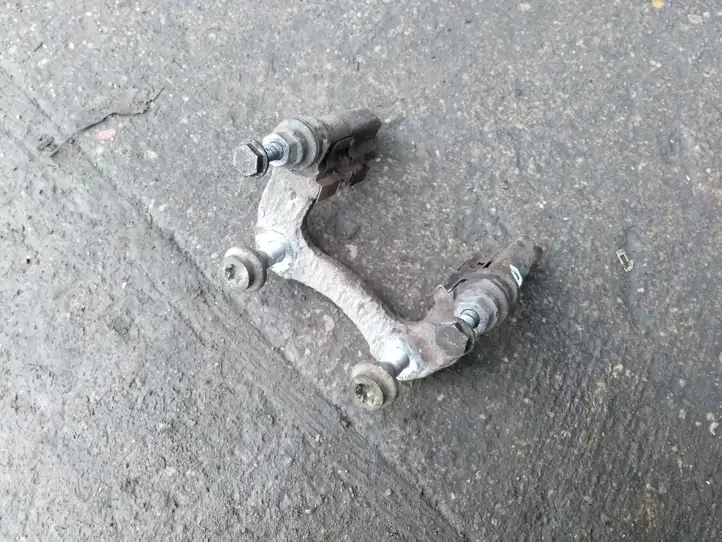 Peugeot 407 (2004 - 2011) Скоба заднего тормозного суппорта — фото 2