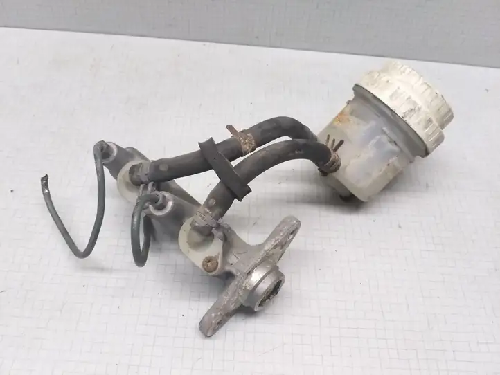 Mitsubishi Carisma (1999 - 2004) Главный тормозной цилиндр — фото 1