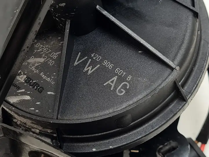 Audi R8 42 (2006 - 2015) 420906601B Насос вторичного воздуха — фото 2