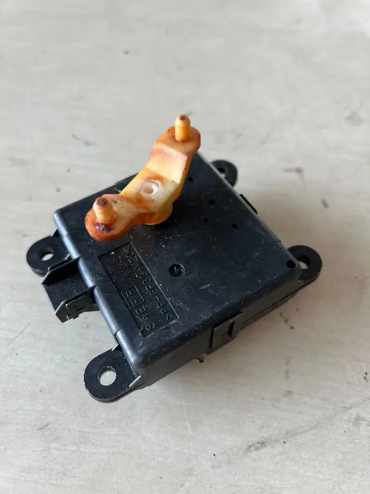 Nissan Primera (2001 - 2008) 050820 Двигатель задвижки потока воздуха — фото 3