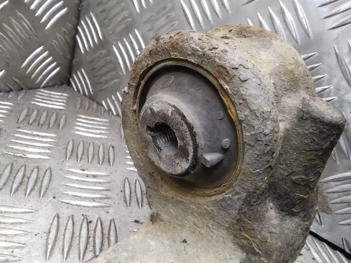 Volkswagen Transporter-Caravelle (2003 - 2009)  7H8407165B Вилы