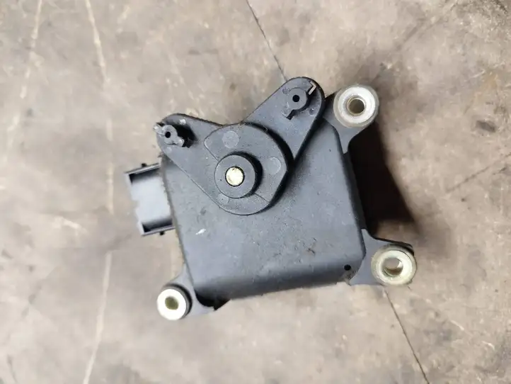 Volkswagen PASSAT B5.5 (2001 - 2005)  8D1820511B Двигатель задвижки потока воздуха