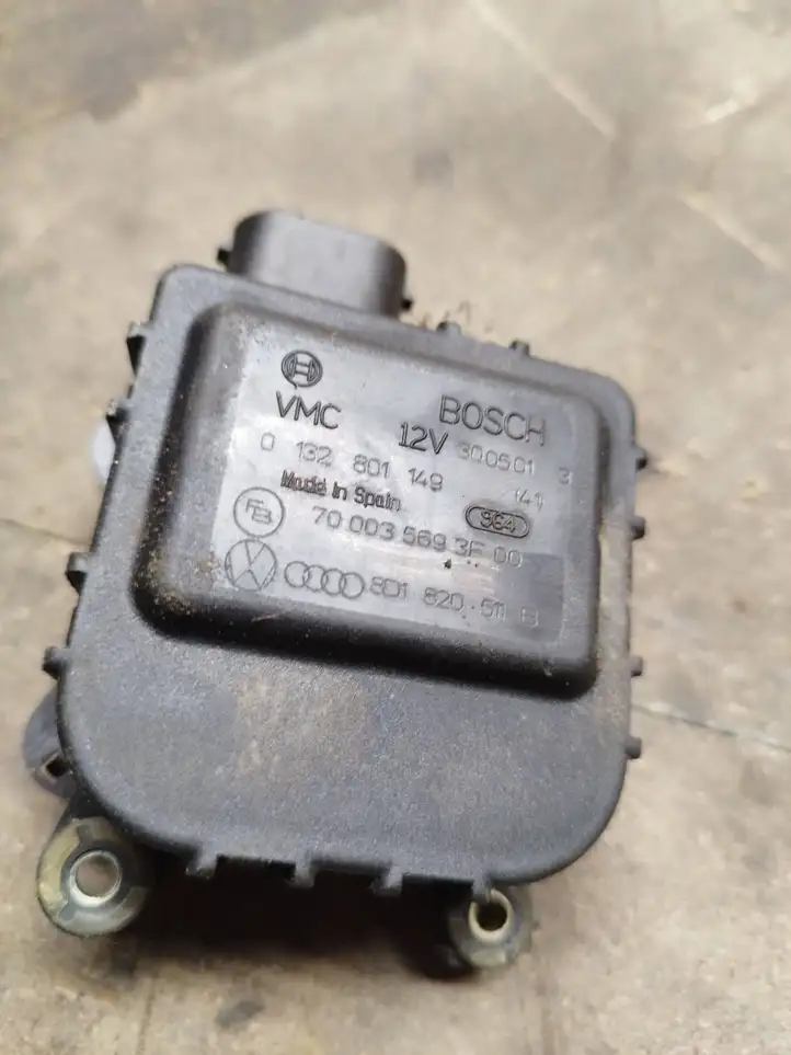 Volkswagen PASSAT B5.5 (2001 - 2005)  8D1820511B Двигатель задвижки потока воздуха