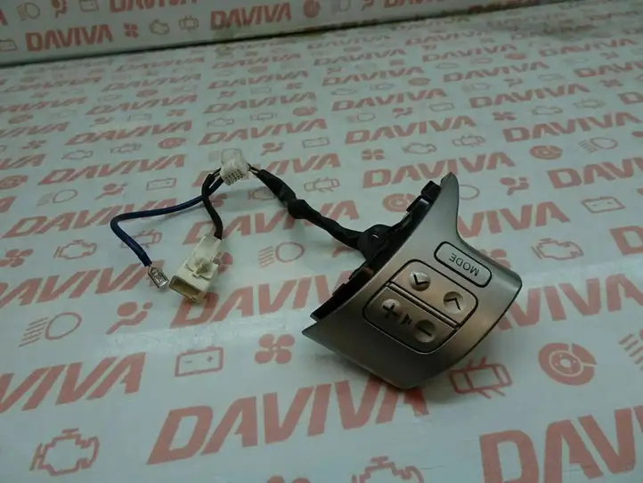 Toyota Auris 150 (2006 - 2012) Кнопки на рулевом колесе — фото 1