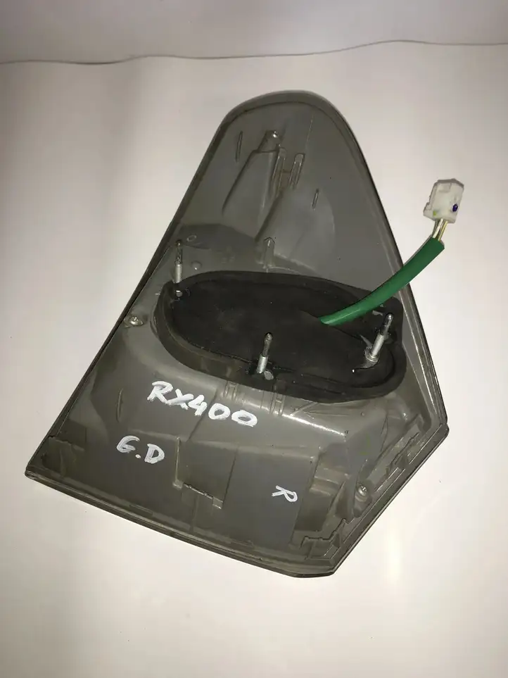 Lexus RX 330 - 350 - 400H (2003 - 2006) Задний фонарь в кузове — фото 6