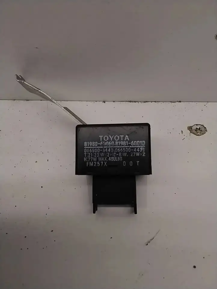 Toyota Land Cruiser (J100) (1998 - 2007) 8198060060 Реле аварийных фонарей — фото 3