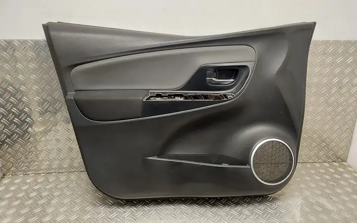 Toyota Yaris (2014 - 2019) 677640D130 Обшивка передней двери — фото 1