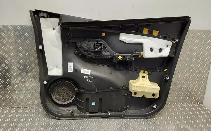Toyota Yaris (2014 - 2019) 677640D130 Обшивка передней двери — фото 2