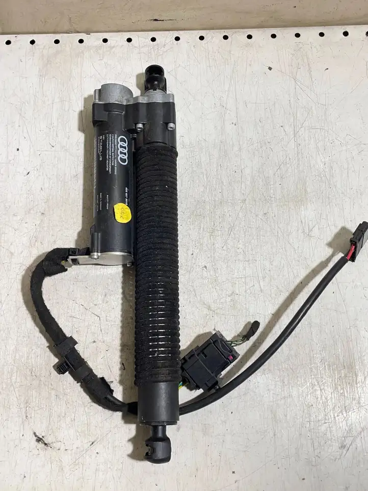 Audi A6 C7 (2011 - 2014) 4G5827851B Доводчик крышки багажника — фото 4