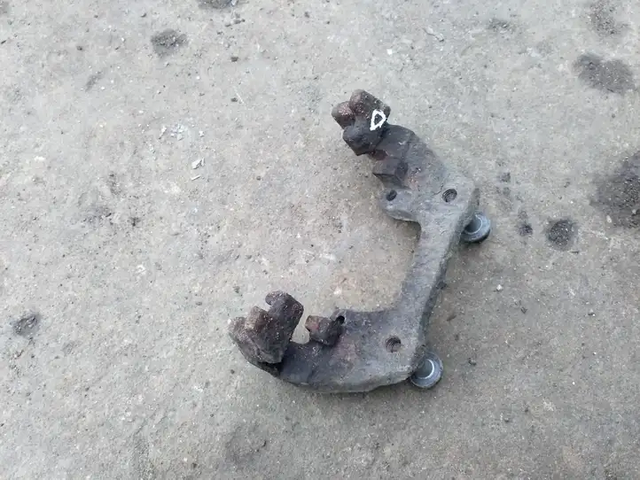 Volvo S60 (2000 - 2004) Скоба заднего тормозного суппорта — фото 1