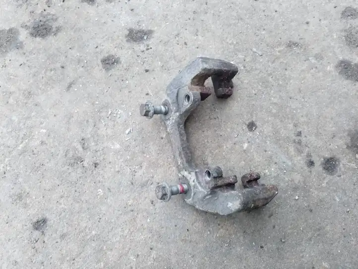 Volvo S60 (2000 - 2004) Скоба заднего тормозного суппорта — фото 2