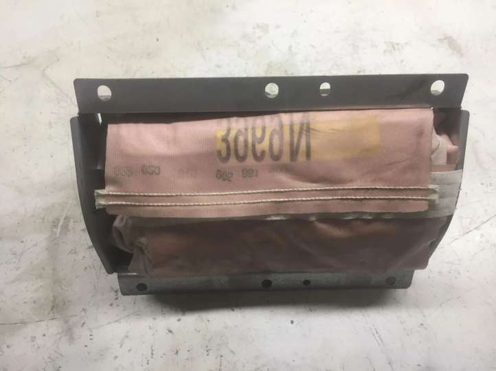 570603700G Volvo V70 Keleivio oro pagalvė