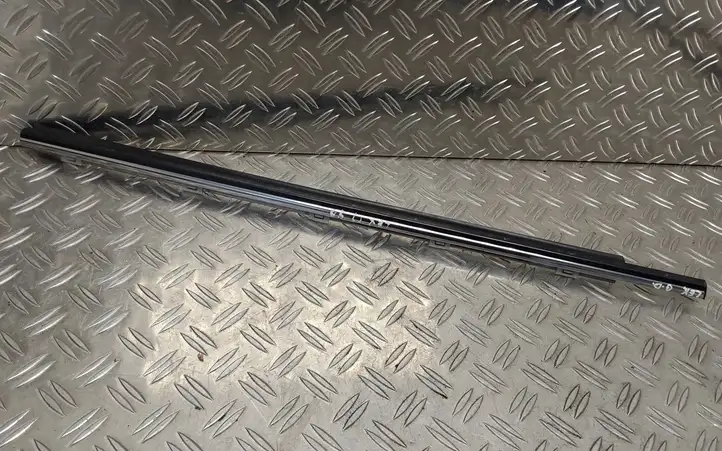 Lexus IS 220D-250-350 (2005 - 2010) Накладка стекла задней двери — фото 1