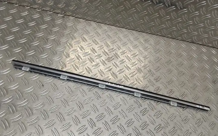 Lexus IS 220D-250-350 (2005 - 2010) Накладка стекла задней двери — фото 2