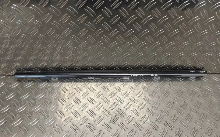 Lexus IS 220D-250-350 (2005 - 2010) Накладка стекла задней двери — фото 1