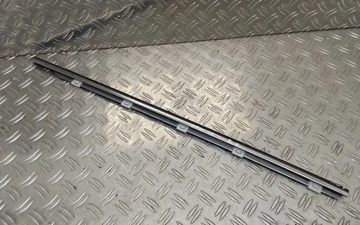 Lexus IS 220D-250-350 (2005 - 2010) Накладка стекла задней двери — фото 2