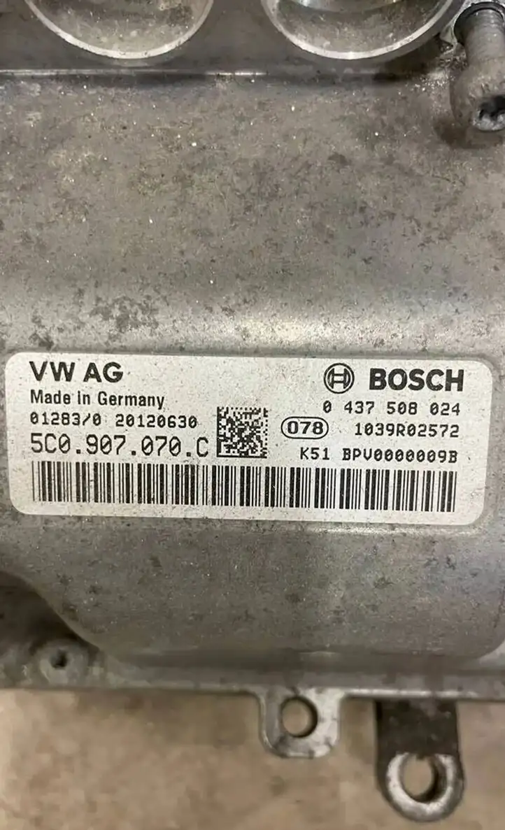 Volkswagen Jetta VI (2011 - 2018) 5C0907070E Зарядное устройство — фото 8