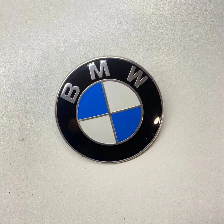 BMW 5 F10 F11 (2009 - 2016) 10333410 Эмблема производителя — фото 1
