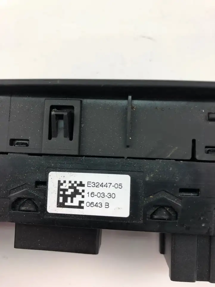 Renault Megane III (2009 - 2016) E3244705 Кнопка стеклоподъемников — фото 4