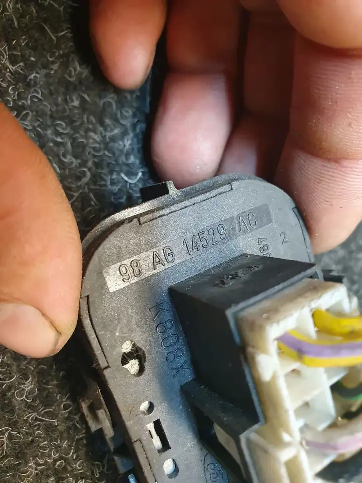 Ford Focus (1998 - 2004) 98AG14529AC Кнопка стеклоподъемников — фото 7