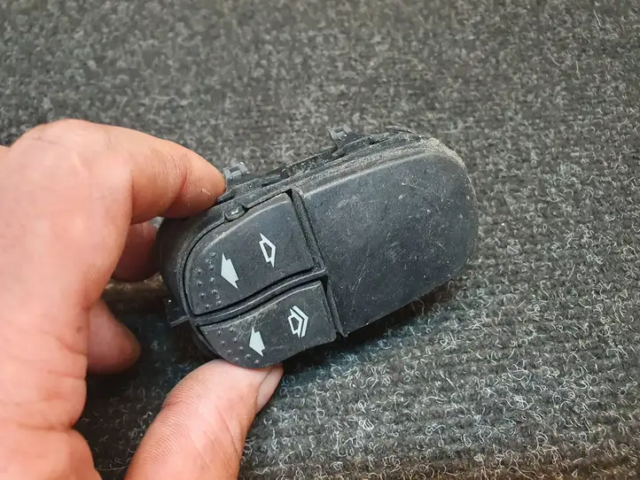 Ford Focus (1998 - 2004) YS4T14529AA Кнопка стеклоподъемников — фото 2