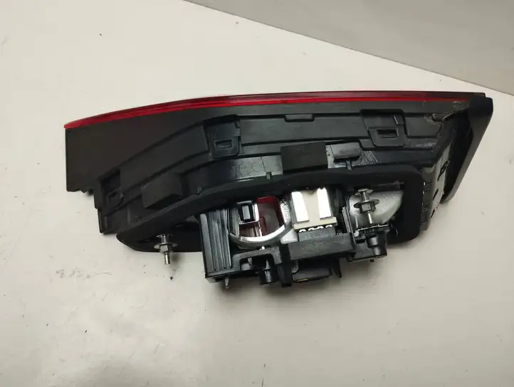 Audi A3/S3 8V (2016 - 2020) 8V5945094J Задний фонарь в крышке багажника — фото 2