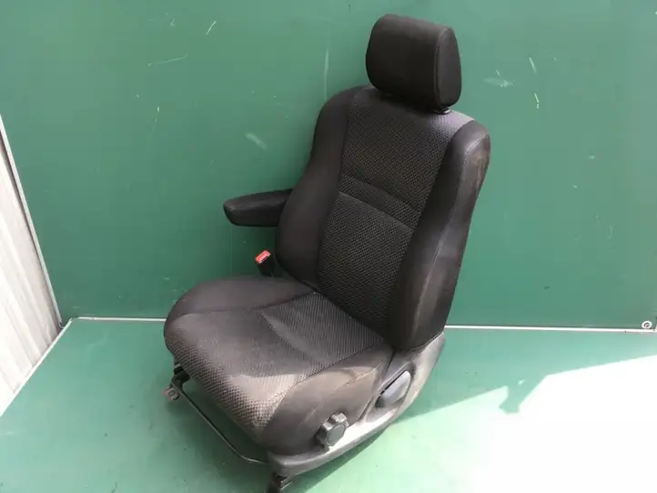 Toyota Corolla Verso E121 (2001 - 2004) 7107413800 Переднее сиденье водителя — фото 1
