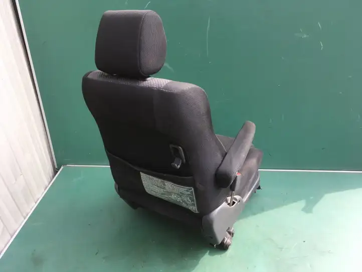 Toyota Corolla Verso E121 (2001 - 2004) 7107413800 Переднее сиденье водителя — фото 4