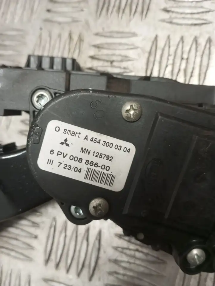 Mitsubishi Colt (2004 - 2008) A4543000304 Педаль акселератора — фото 4