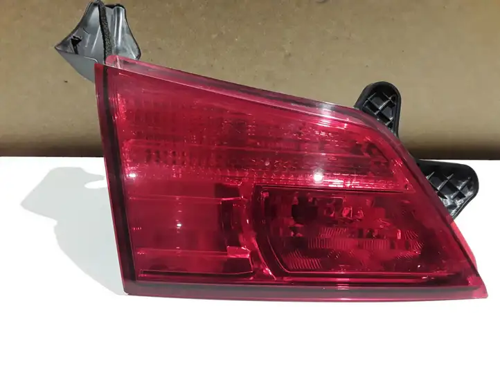 Subaru Legacy (2009 - 2013) 23620073 Задний фонарь в крышке багажника — фото 1