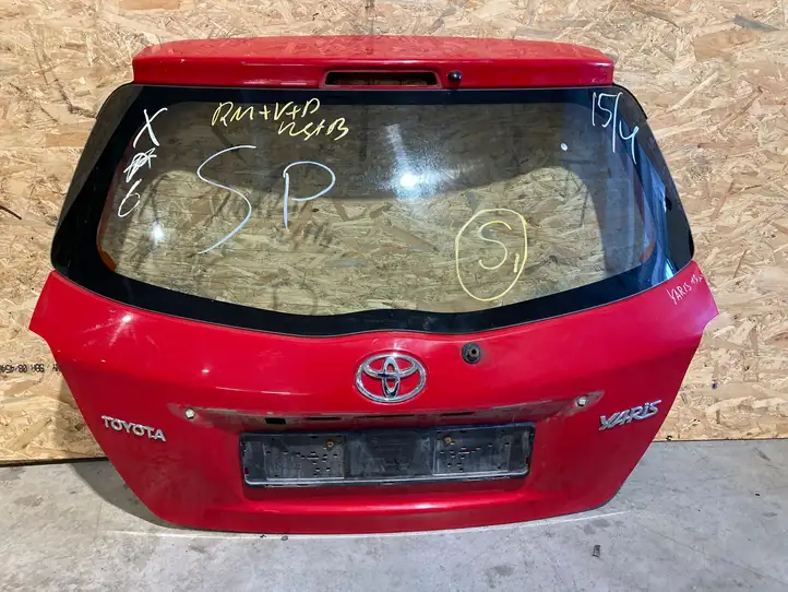 Toyota Yaris (2012 - 2014) Крышка багажника — фото 1
