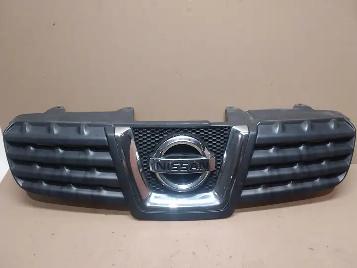 Nissan Qashqai (2006 - 2010) 62310JD00B Верхняя решетка радиатора — фото 1