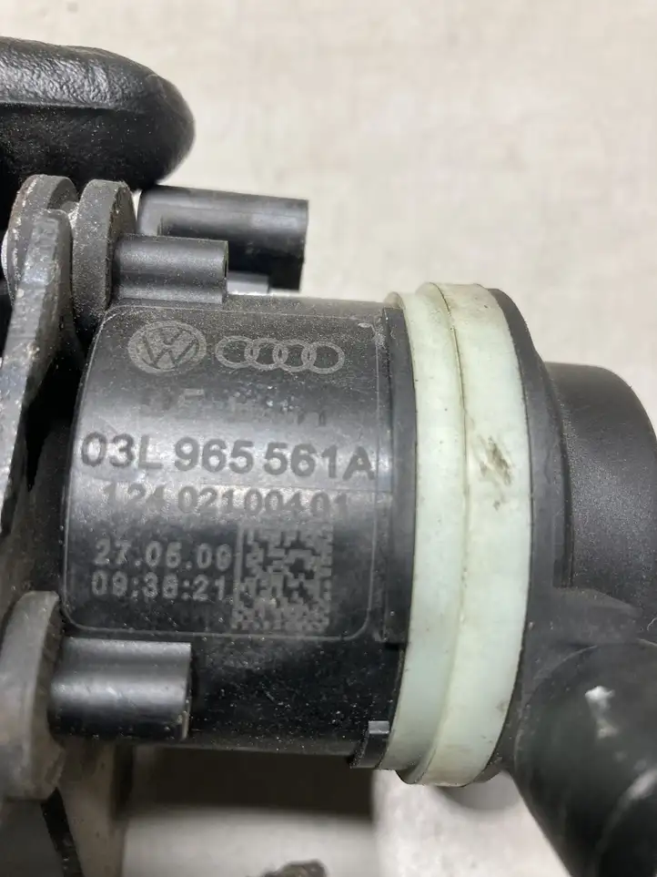 Audi A4 S4 B8 8K (2007 - 2011) 03L965561A Электроциркуляционный насос — фото 3