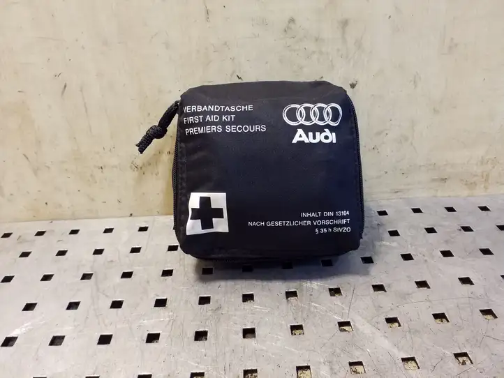 Audi Q5 SQ5 (2008 - 2012) 8J7860282 Автомобильная аптечка — фото 1