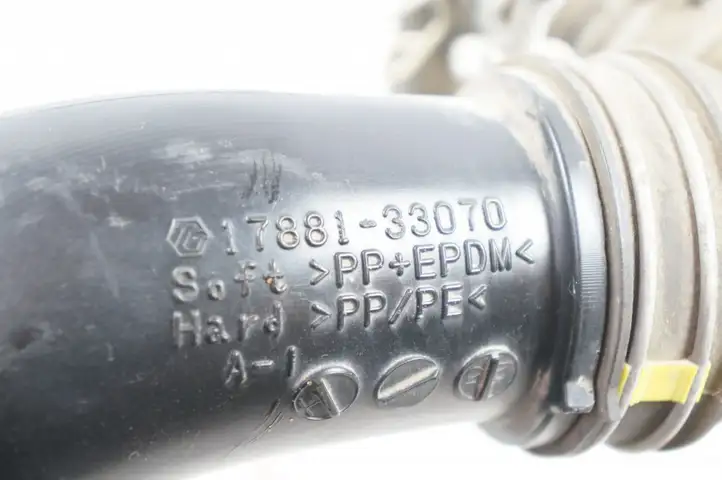 Subaru Trezia (2010 - 2016) 1788133070 Детали воздухозаборника — фото 3