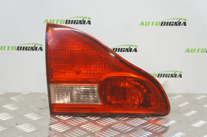 Toyota Avensis Verso (1995 - 2001) E137654 Задний фонарь в крышке багажника — фото 1
