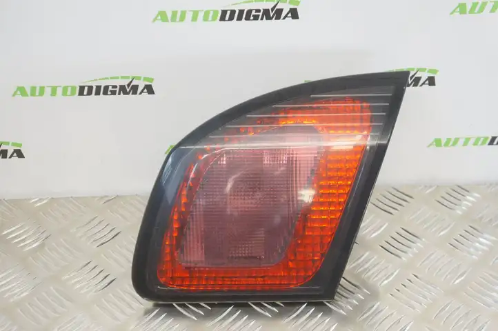 Nissan Primera (2000 - 2001) 89020317 Задний фонарь в крышке багажника — фото 1