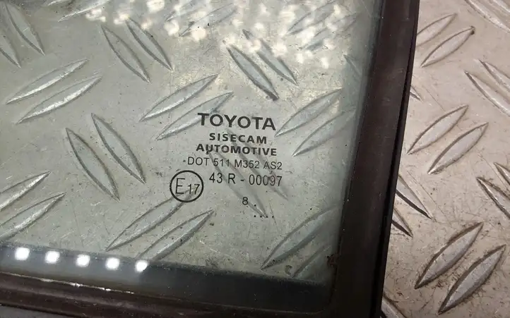 Toyota Yaris (2019 - ) Форточка двери — фото 2