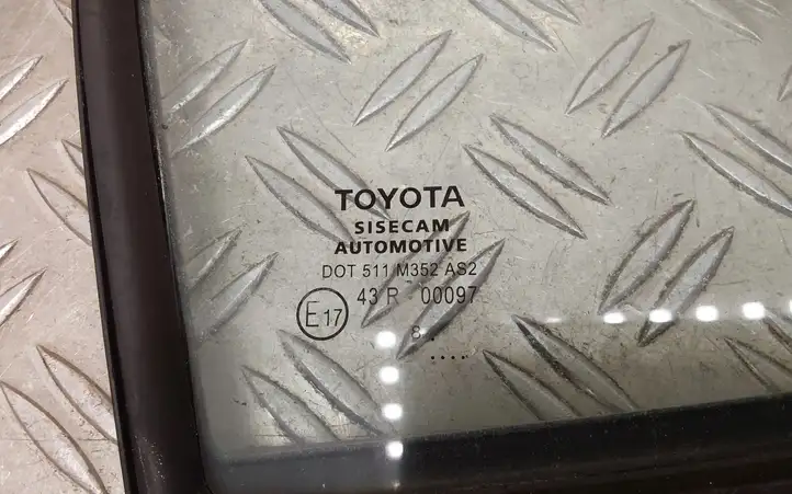 Toyota Yaris (2019 - ) Форточка двери — фото 2