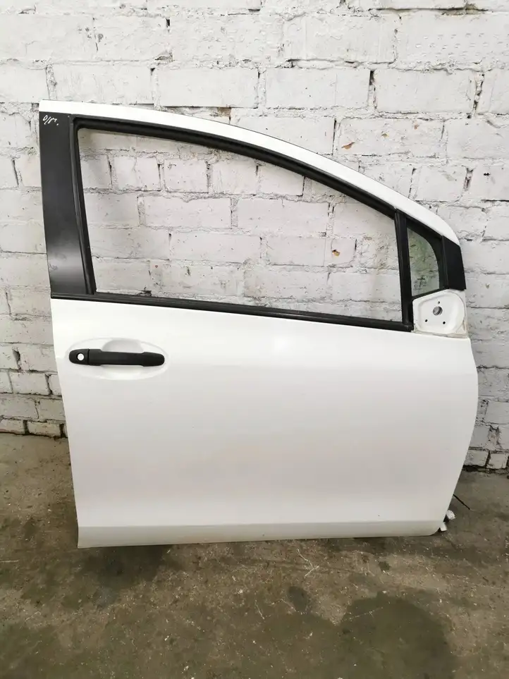 Toyota Yaris (2009 - 2012) Дверь — фото 1