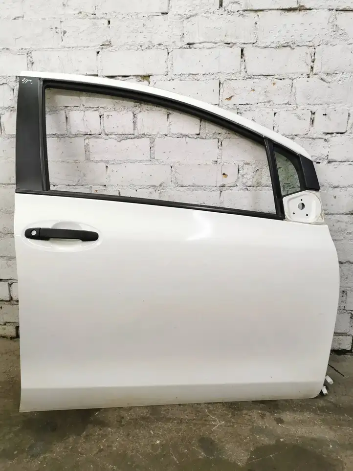 Toyota Yaris (2009 - 2012) Дверь — фото 2