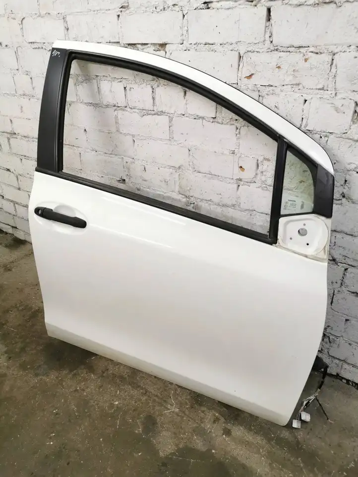 Toyota Yaris (2009 - 2012) Дверь — фото 3