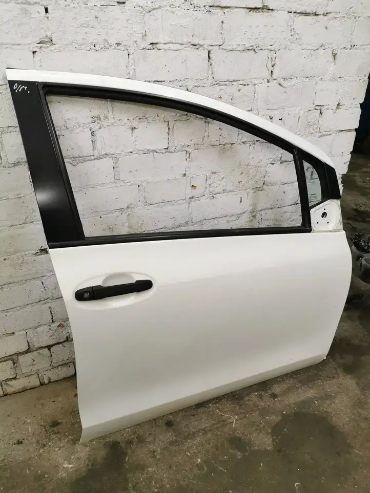 Toyota Yaris (2009 - 2012) Дверь — фото 4