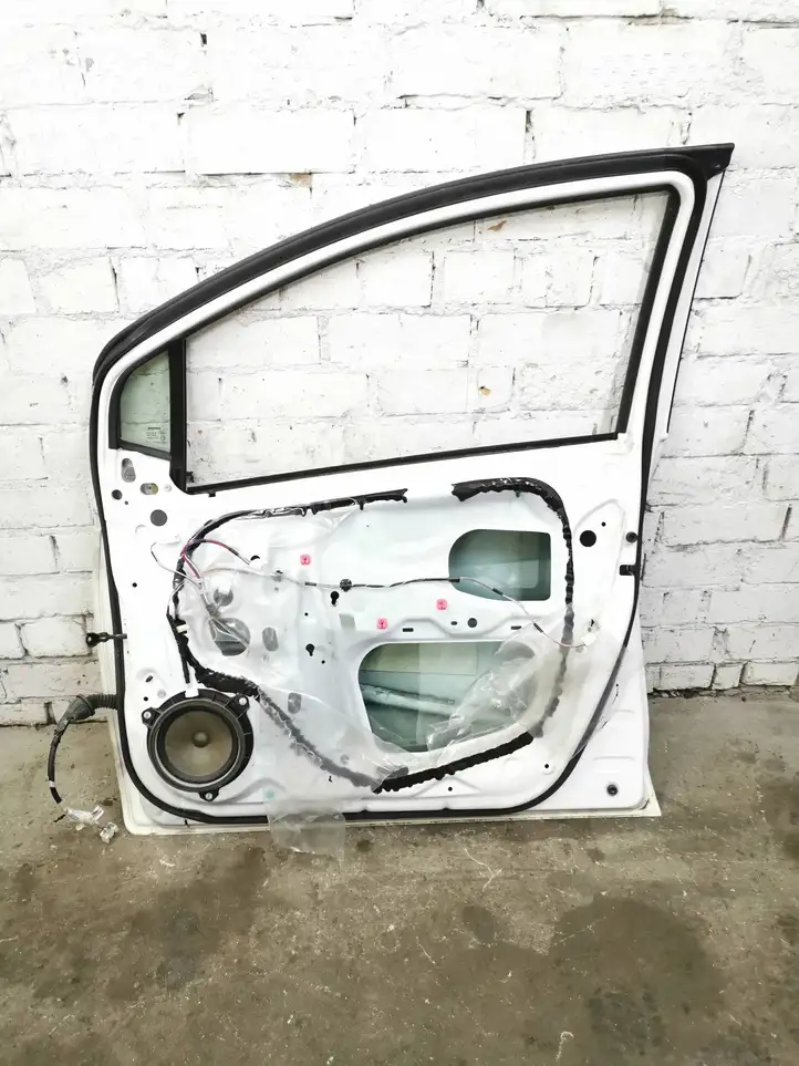 Toyota Yaris (2009 - 2012) Дверь — фото 5
