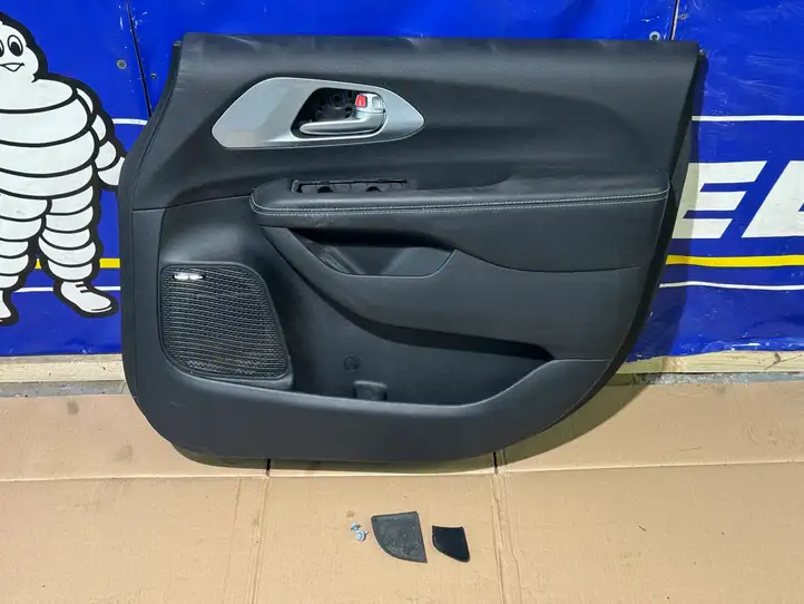 Chrysler Pacifica (2016 - ) 5SC801X3AI Обшивка передней двери — фото 1