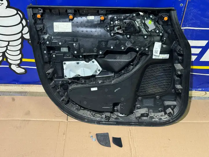 Chrysler Pacifica (2016 - ) 5SC801X3AI Обшивка передней двери — фото 3